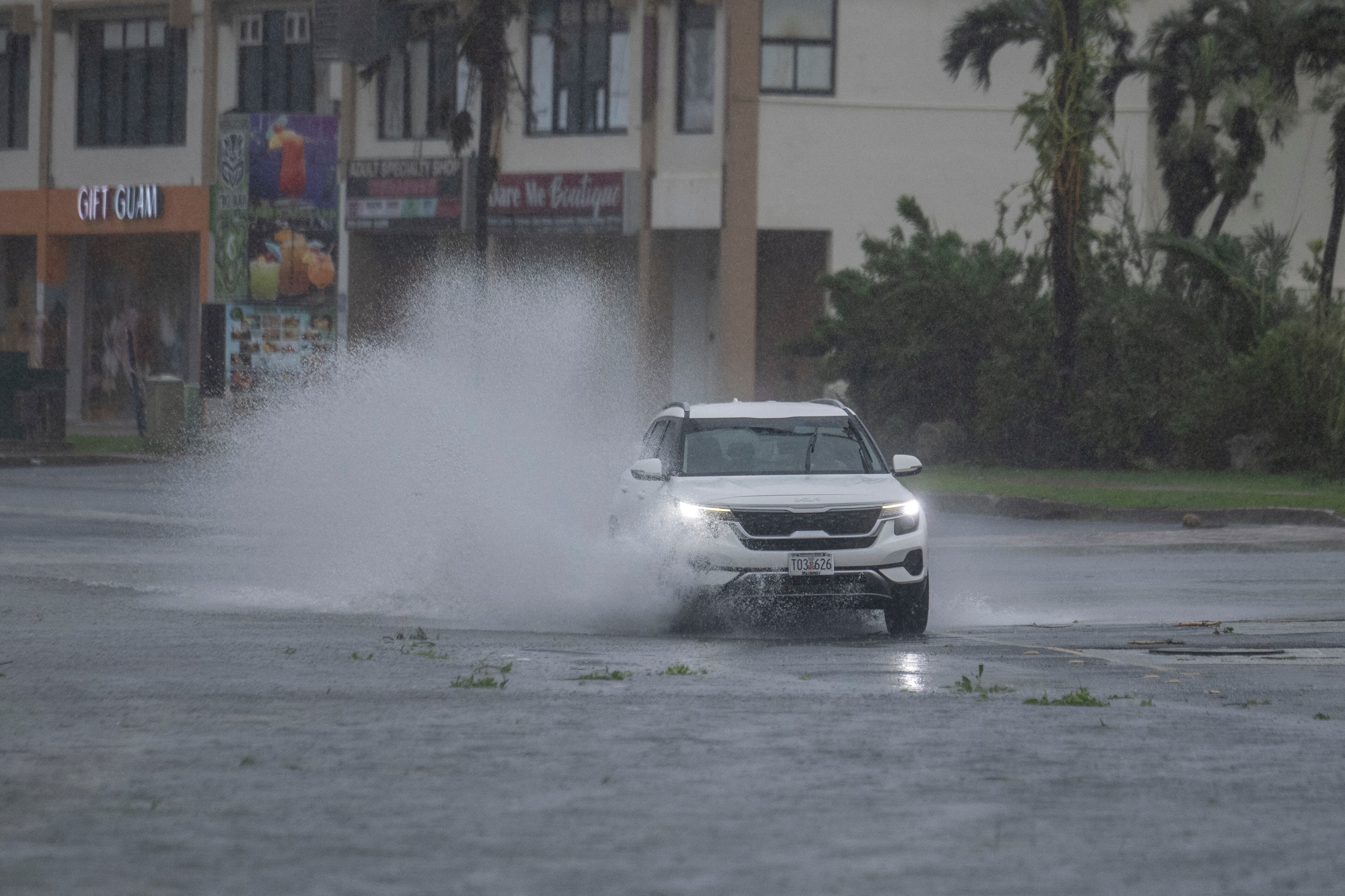 Las intensas lluvias pueden ocasionar que las carreteras queden inundadas y dificulten el tránsito. (Crédito: Yuichi YAMAZAKI / AFP)
