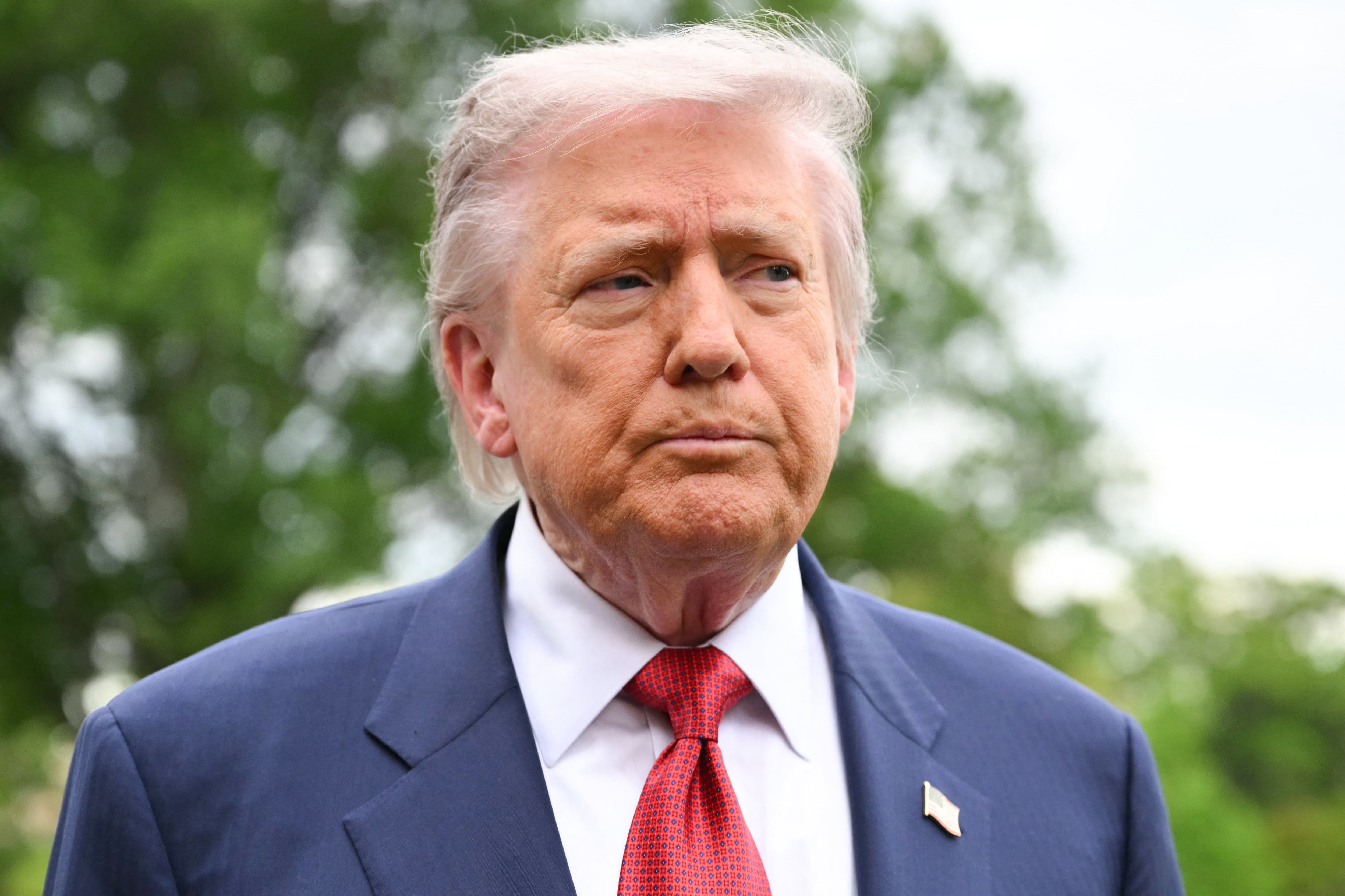 El presidente de Estados Unidos, Donald Trump, habla con los periodistas mientras se dirige a subir al Marine One antes de partir del Jardín Sur de la Casa Blanca, en Washington D. C., el 8 de mayo de 2026. Foto: Mandel NGAN / AFP