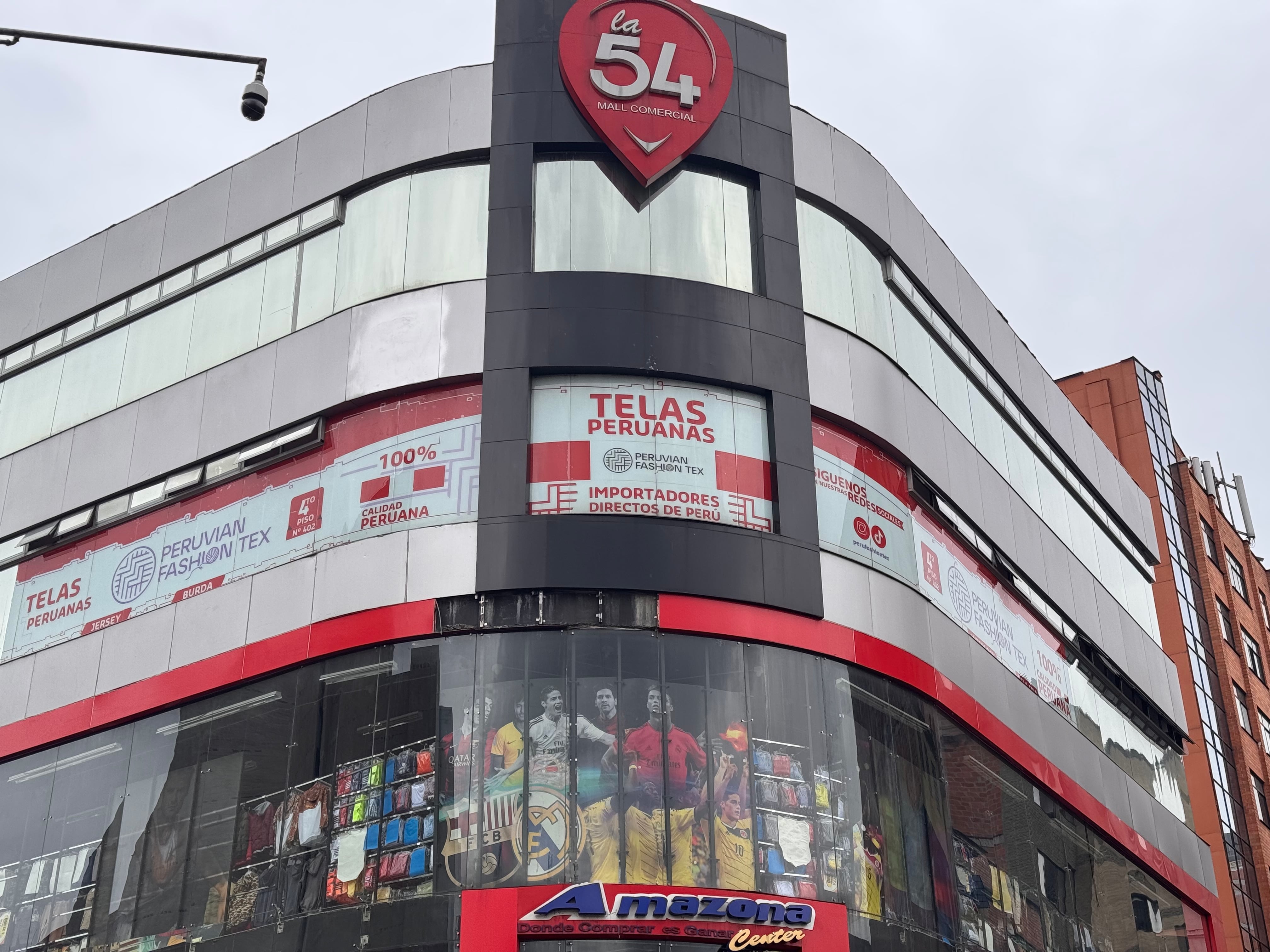 Lo que comenzó como una tienda de Peruvian Fashion Tex en Colombia, evolucionó rápidamente hacia un modelo de distribución mayorista, con una bodega propia de 400 m2, capacidad para almacenar dos contenedores mensuales de tela y una cartera de clientes que hoy incluye a Falabella y al Grupo Éxito.