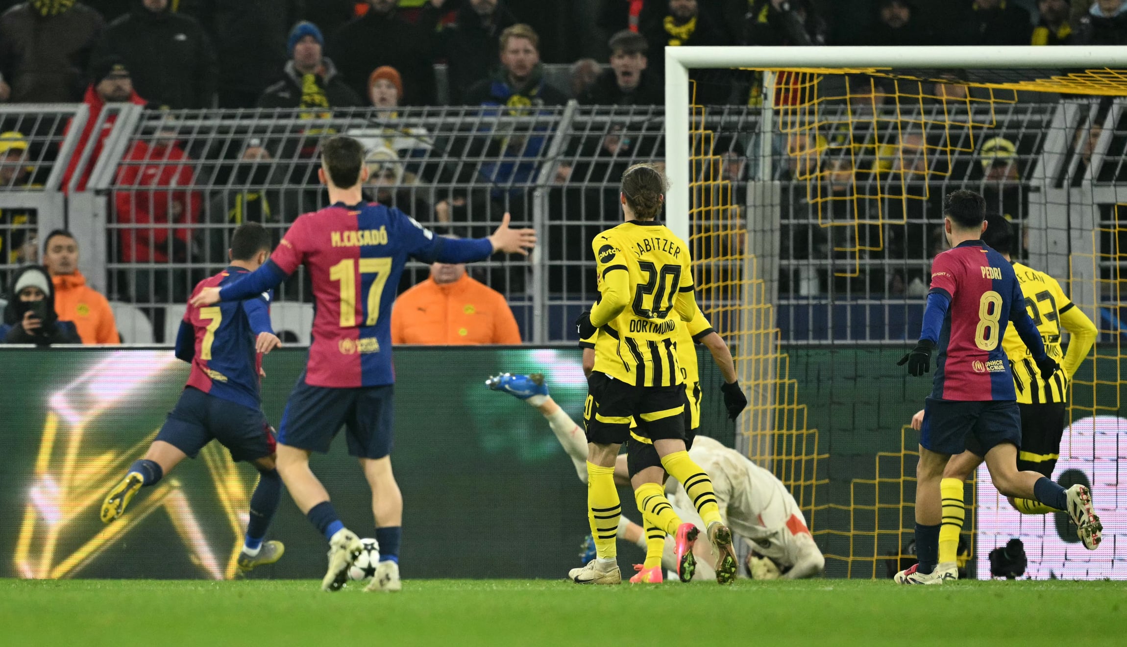 Barcelona ganó de visita 2-3 ante B. Dortmund en la Jornada 6 de la UEFA Champions League 2024-25. (Foto: AFP)