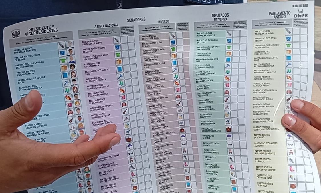 Especialistas advierten que la facilidad para crear partidos y la crisis de representación impiden construir mayorías, generando gobiernos con débil respaldo legislativo. Foto: difusión / GEC