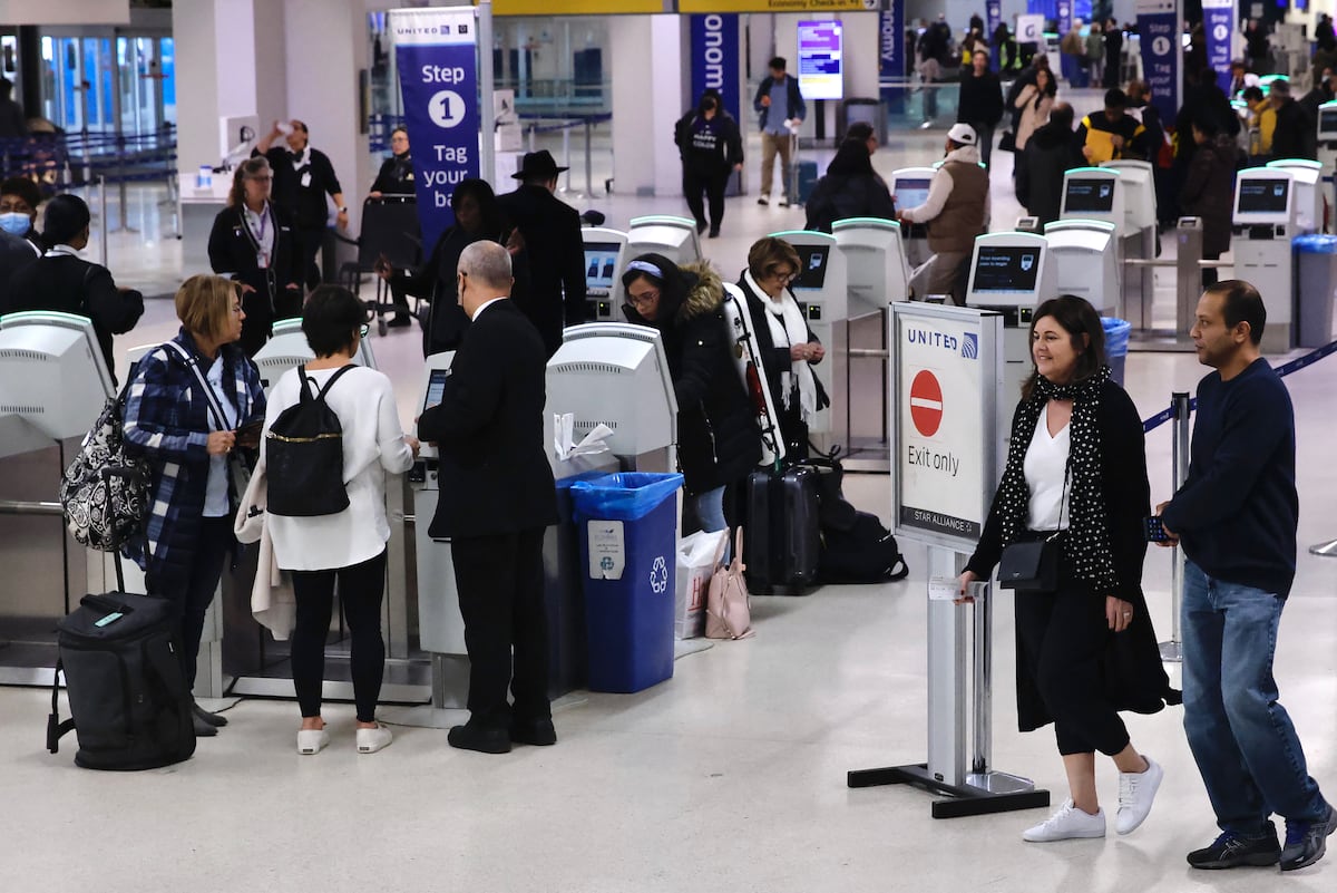 El gobierno estadounidense amplió un programa que exige a ciudadanos de ciertos países dejar un depósito económico como garantía de que respetarán el tiempo permitido en su visa. (Foto de Kena Betancur / AFP)
