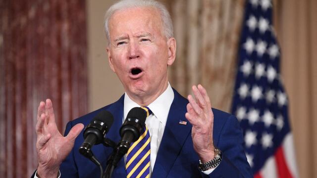 Equipo de Biden promete medidas agresivas ante escasez de chips