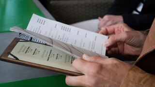 Por qué el precio del menú de los restaurantes nunca es acompañado por el signo del dólar