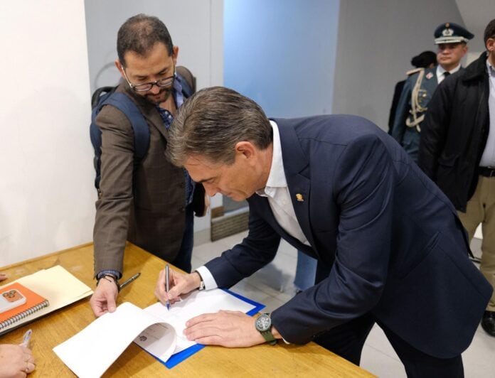 El Presidente Rodrigo Paz oficializando, con su rúbrica, el decreto que declara el estado de excepción a nivel nacional.