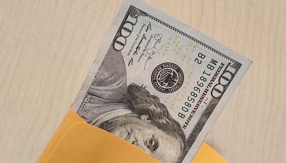 Los billetes de 100 dólares son muy comunes en Estados Unidos, pero ahora hay que prestarle más atención de lo habitual (Foto: MAG)