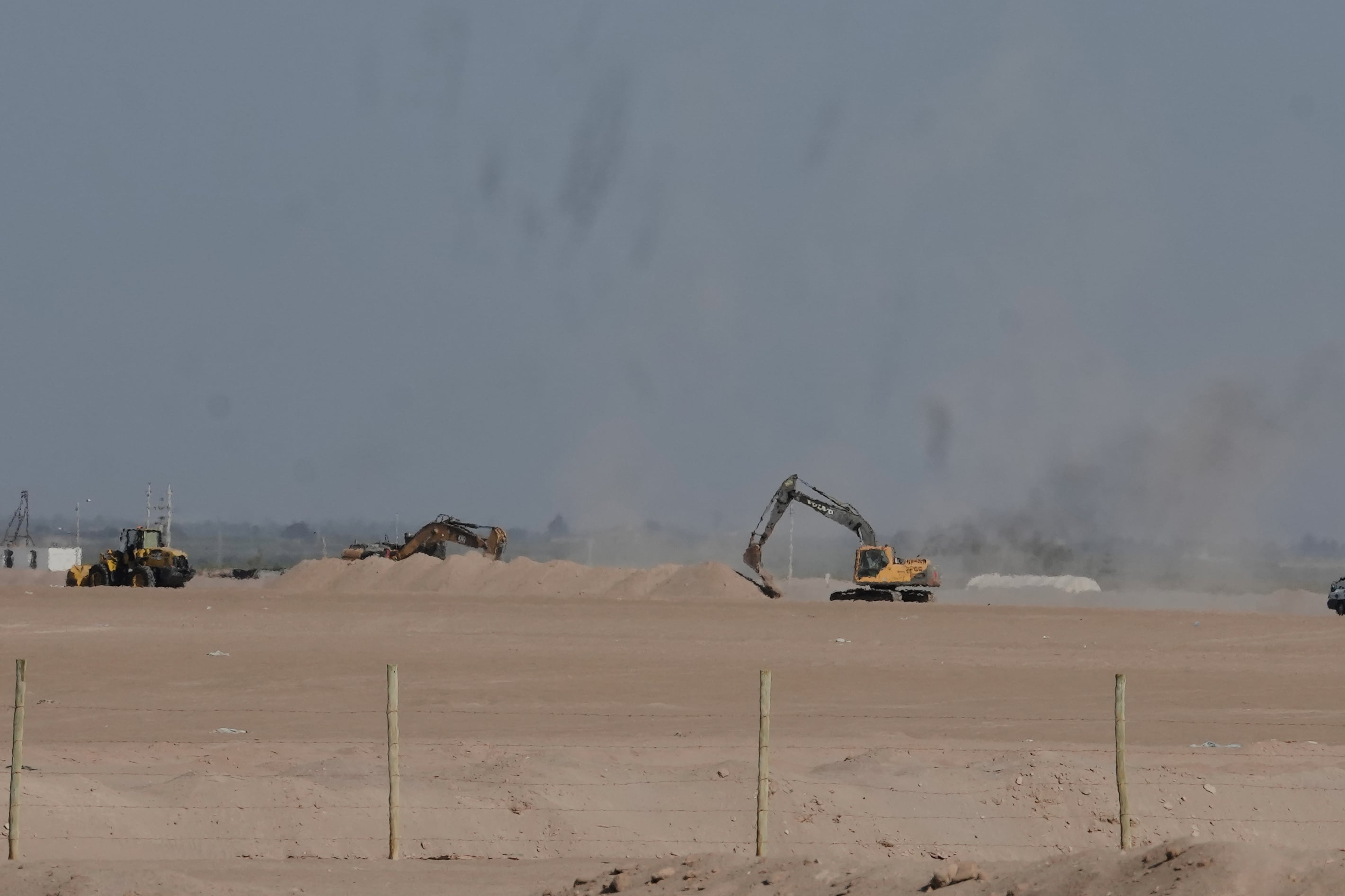 Maquinaria ya empezó las labores de construcción en frontera. (Foto AP/Esteban Félix)