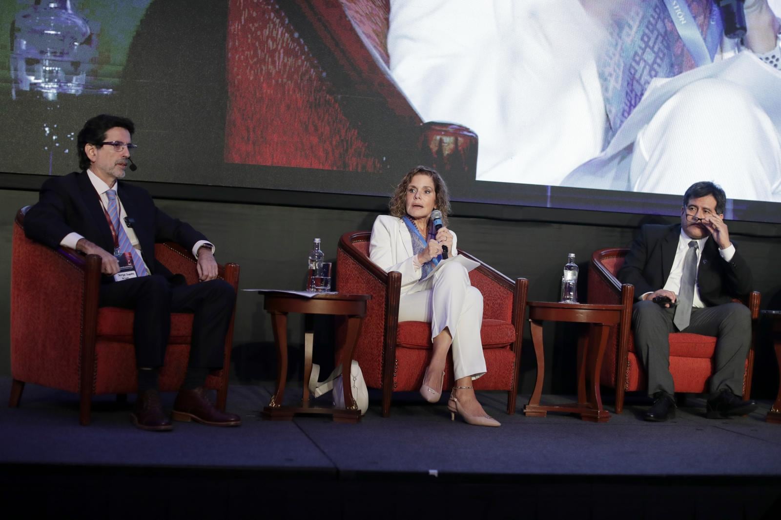 Las decisiones dentro del sector público se ven afectadas por los cambios constantes de autoridades, dijo Mercedes Araoz, presidenta de InPerú.
(Foto: Julio Reaño para GEC)