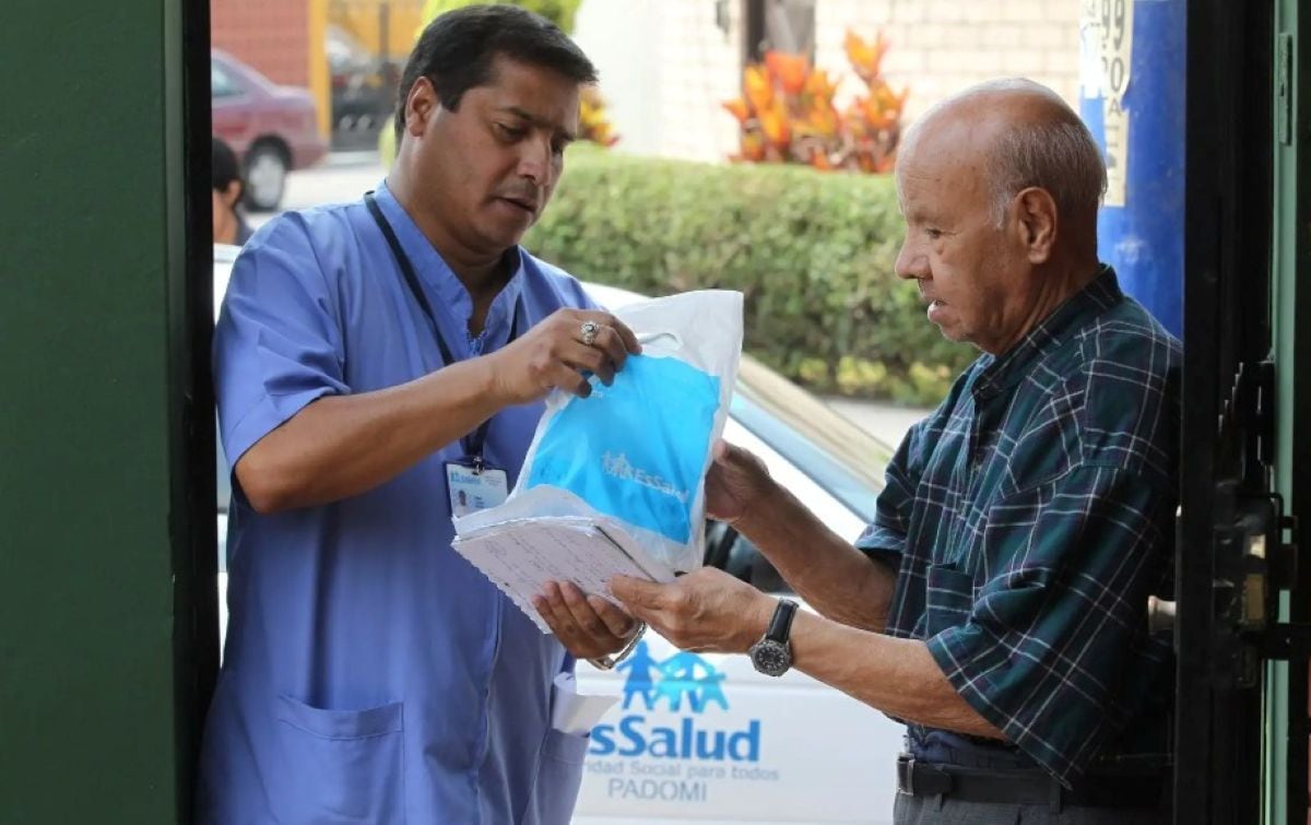 AFIN solicitó a EsSalud mantener la continuidad de Padomi Delivery para garantizar el acceso a medicamentos de adultos mayores vulnerables. Foto: Andina.