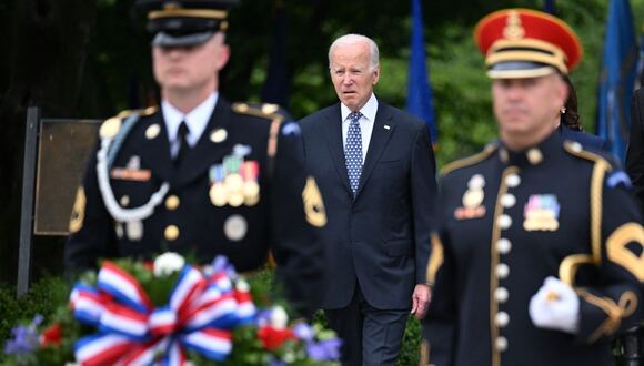 El presidente de los Estados Unidos, Joe Biden, llega a una ceremonia de colocación de ofrenda floral en la Tumba del Soldado Desconocido en el Cementerio Nacional de Arlington en Arlington, Virginia, el 29 de mayo de 2023, en conmemoración del Día de los Caídos (Foto: Mandel Ngan / AFP)