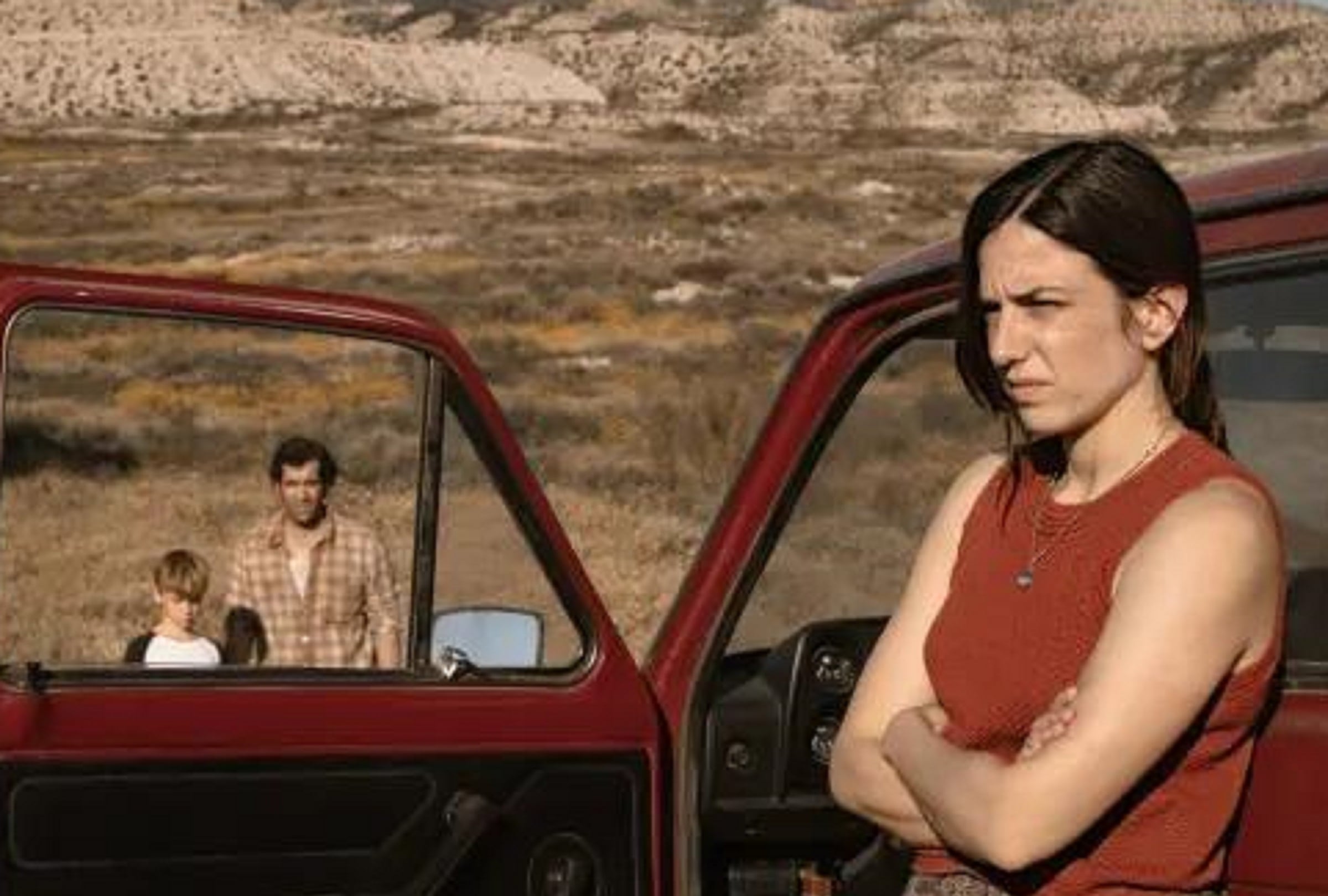 Alban Petit da vida a Philippe, Tamar Novas da vida a Miguel y Marina Salas da vida a Alicia en el thriller psicológico español "Caminando con el diablo" (Foto: Amazon Prime Video)