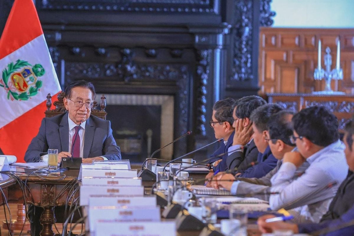 El presidente José María Balcázar se reunió con autoridades de Huancavelica para evaluar proyectos de infraestructura en la región. Foto: Presidencia.