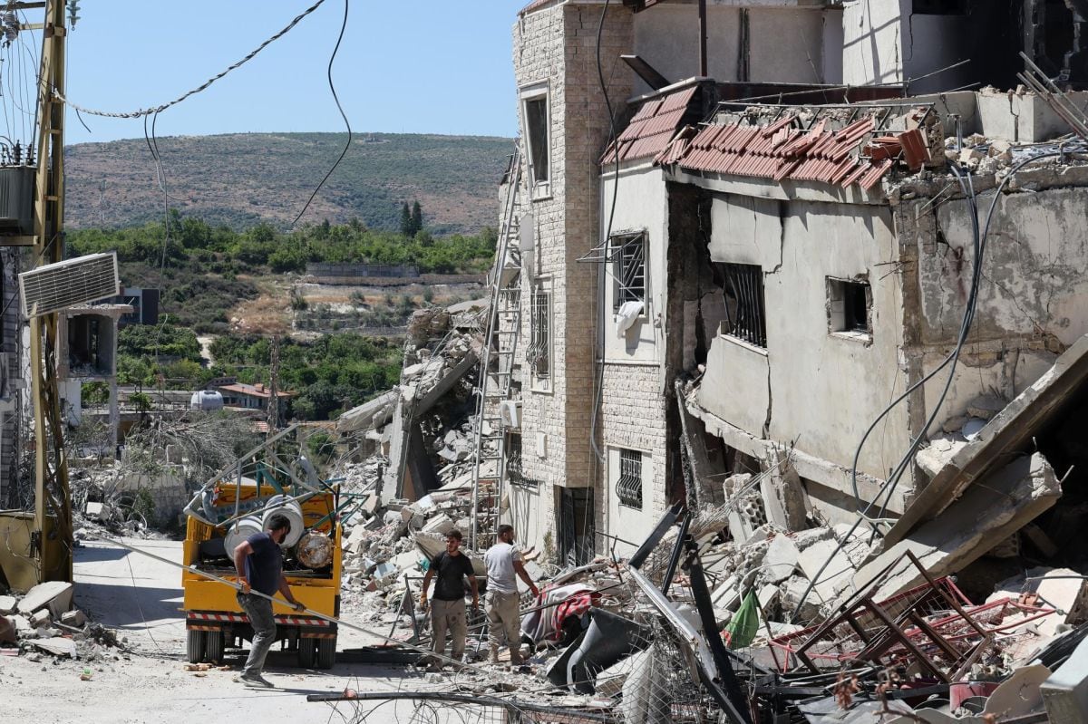 Habitantes trabajan cerca de sus edificios destruidos por un ataque aéreo israelí en la aldea de Qlaileh, al sur del Líbano, el 19 de junio de 2026. Según el Ministerio de Salud libanés, hasta el 19 de junio, los ataques israelíes en todo el Líbano han causado la muerte de más de 3.930 personas y herido a más de 11.900 desde que se reanudaron las hostilidades entre Israel y Hezbolá el 2 de marzo de 2026. (Líbano, Hizbulá/Hezbolá) EFE/EPA/WAEL HAMZEH