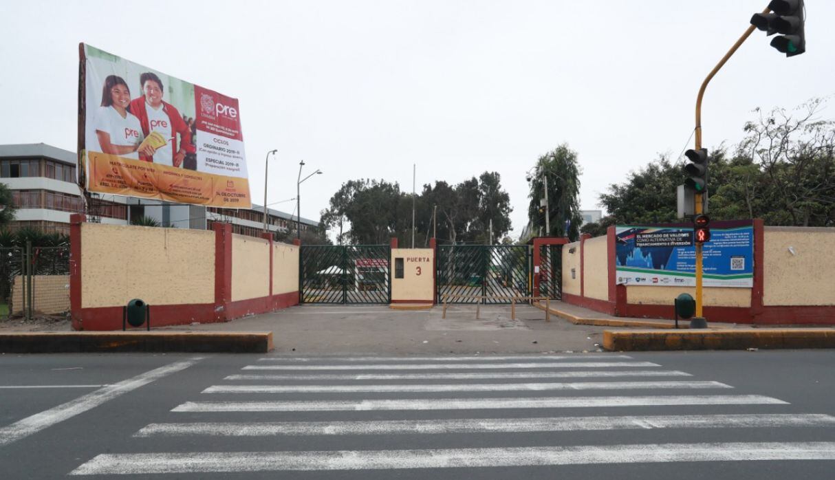 Universidad advirtió el grave riesgo que una decisión sin ningún nivel de preparación previa genera en miles de profesionales de salud. (Lino Chipana/GEC)