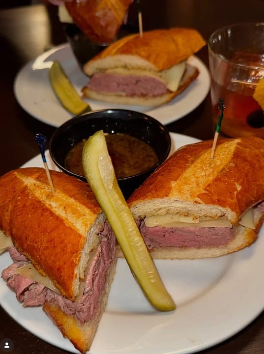 El local es considerado el creador del icónico French dip, sándwich icónico de la gastronomía de Los Ángeles. (Foto: @colesfrenchdip / Instagram)