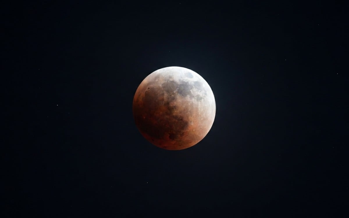Un eclipse lunar parcial ocurrirá entre el 27 y 28 de agosto de 2026, apenas dos semanas después del eclipse solar. (Foto: Imagen creada por El Comercio MAG usando Gemini)
