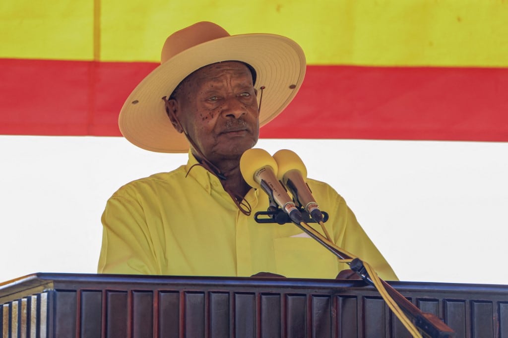 El presidente en ejercicio de Uganda y candidato presidencial del Movimiento de Resistencia Nacional (MRN), Yoweri Museveni, pronuncia un discurso durante el mitin de cierre de campaña del partido antes de las elecciones generales ugandesas de 2026, en Kampala el 13 de enero de 2026. (Foto: AFP)