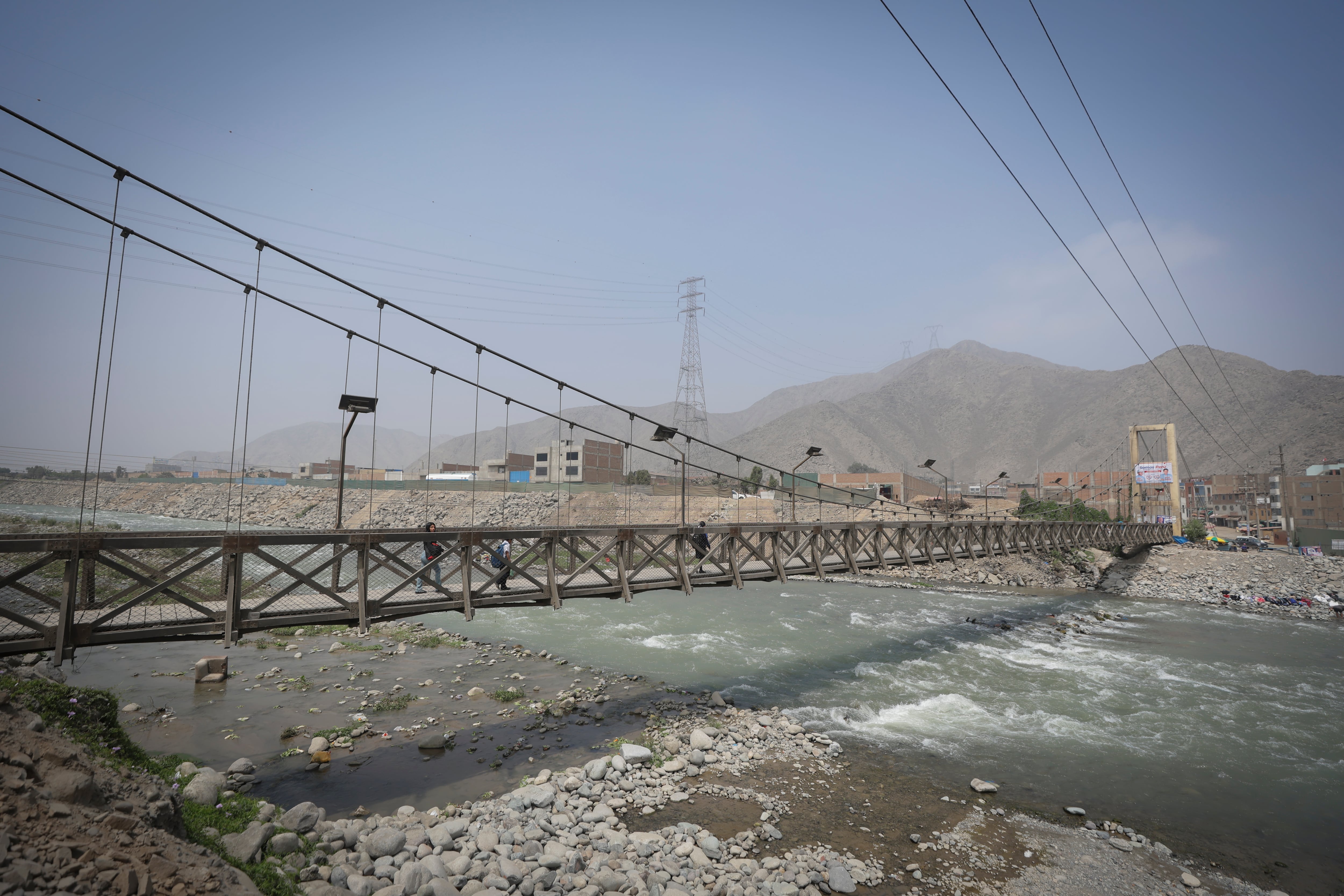 Puente Carapongo, en Lurigancho-Chosica, otro de los puntos críticos identificados por la ANA en el río Rímac. En la zona se observó acumulación de relleno y material suelto que reduce el cauce, además de viviendas próximas a la ribera.
Foto: Hugo Pérez / GEC