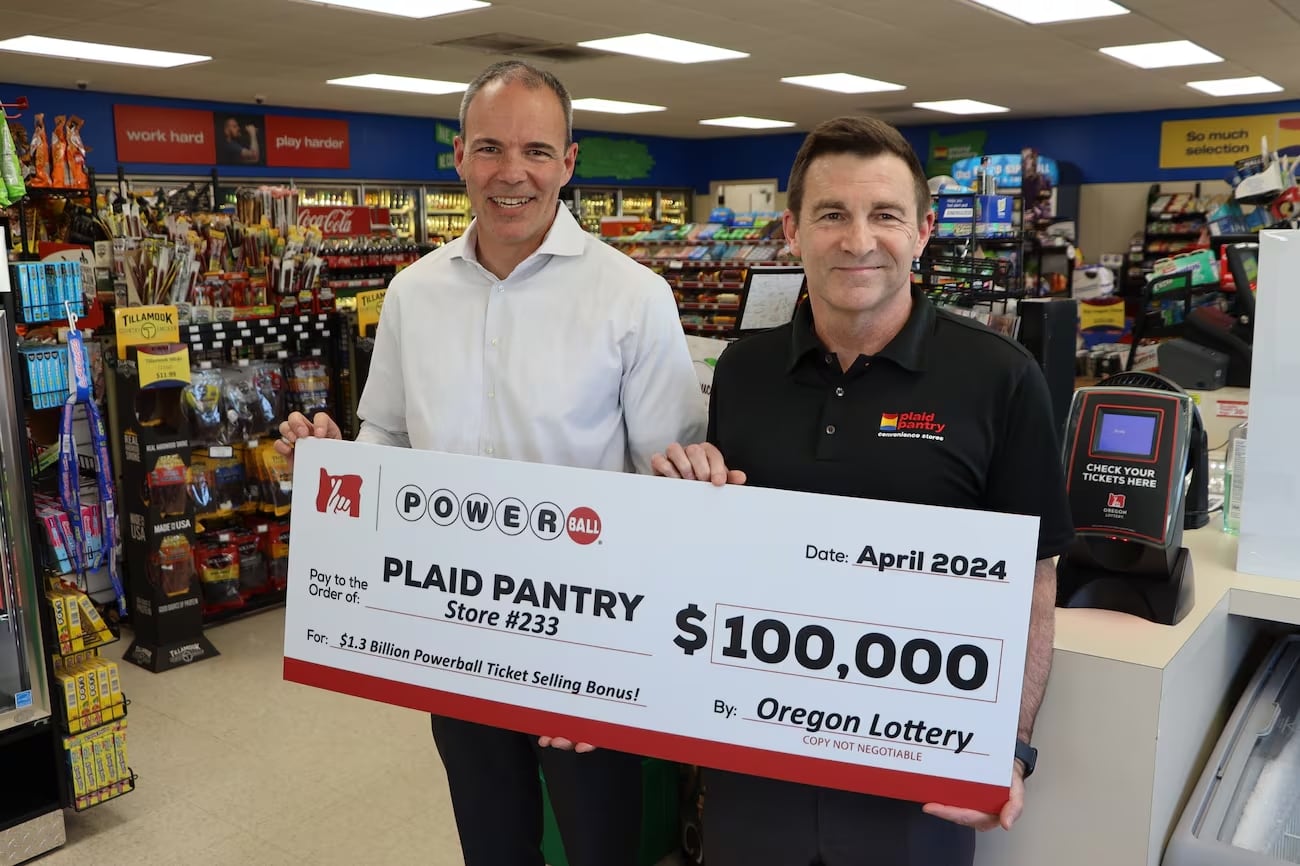 La Lotería de Oregon le dio a Plaid Pantry un bono de 100 mil dólares por vender el boleto ganador de Powerball equivalente a 1.3 mil millones de dólares (Foto: Lotería de Oregon)