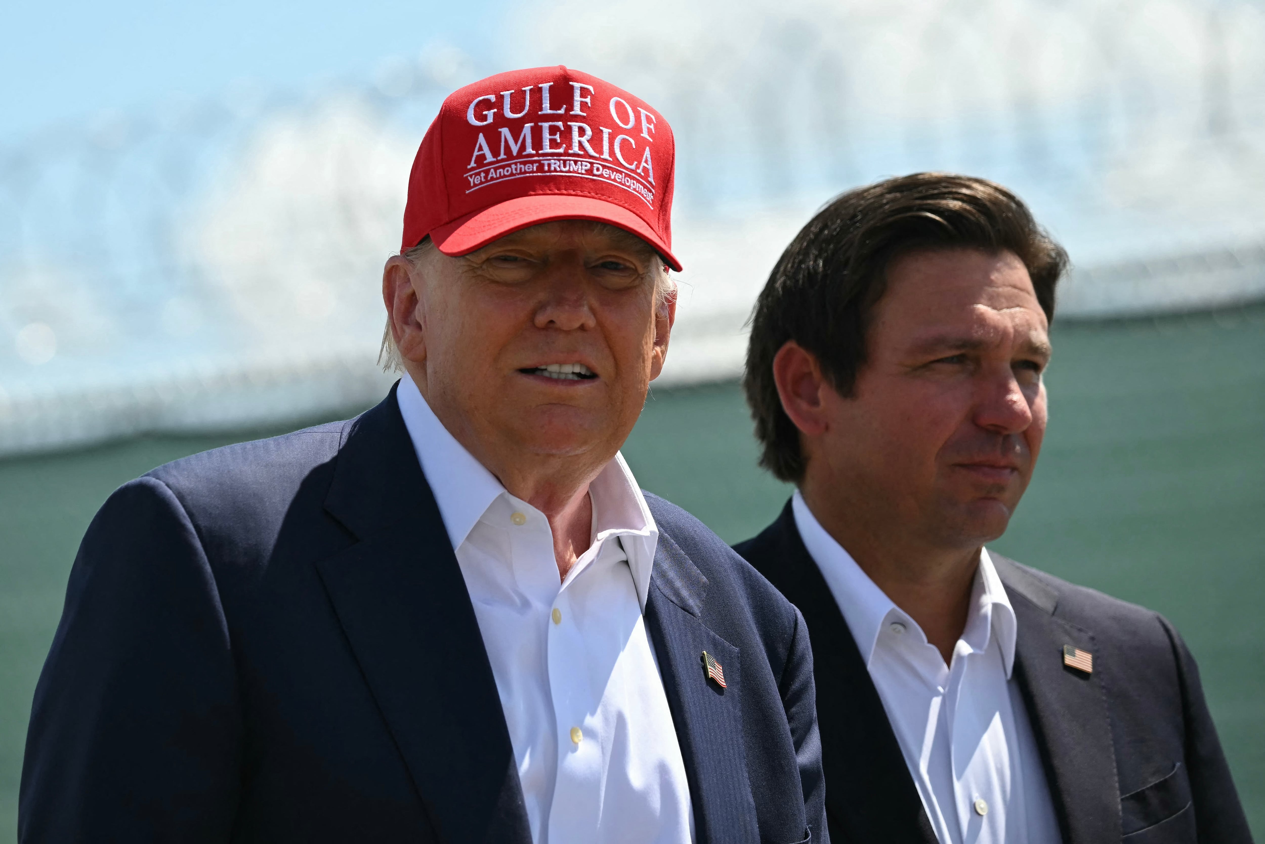 El presidente Donald Trump y el gobernador Ron DeSantis comparten las mismas ideologías políticas y ambos son miembros del partido republicano (Foto: AFP)