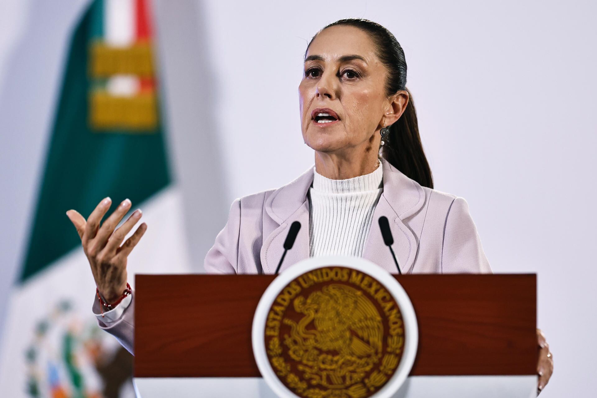 La presidenta de México Claudia Sheinbaum, habla durante su conferencia de prensa matutina en Palacio Nacional, en la Ciudad de México (México). EFE/ Sáshenka Gutiérrez
