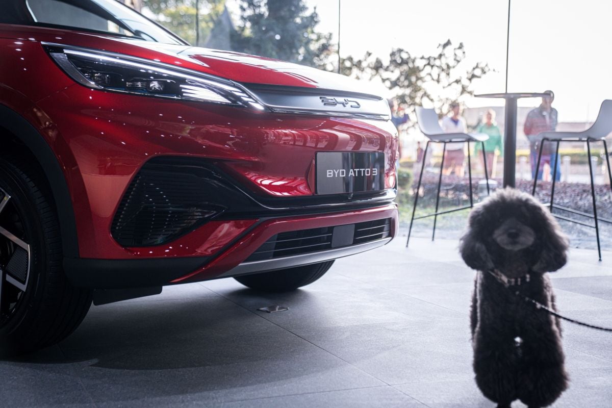 Un vehículo utilitario deportivo BYD Co. Atto 3 en una sala de exposición en Hong Kong, China, el sábado 13 de enero de 2024. BYD coronó un 2023 estelar al superar a Tesla como el mayor vendedor de vehículos totalmente eléctricos a nivel mundial en el cuarto trimestre. Fotógrafo: Lam Yik/Bloomberg