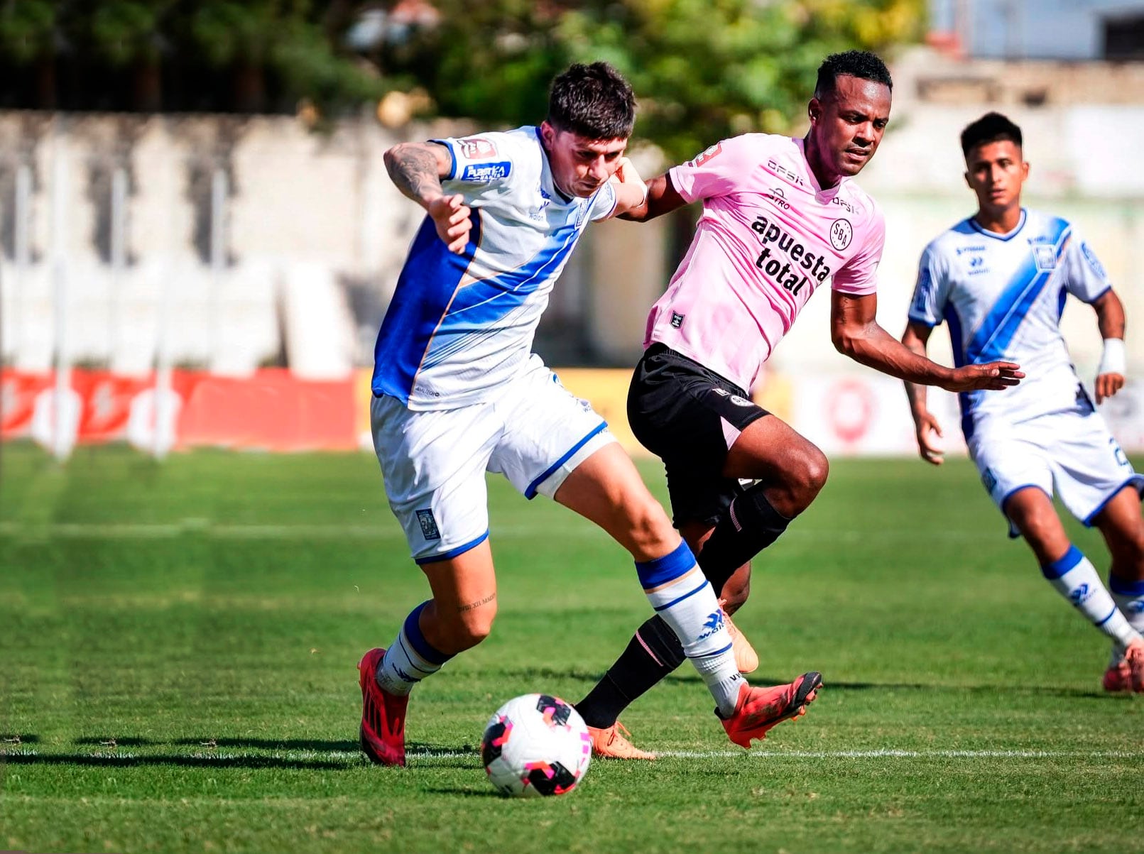 Los clubes sostienen que los auspicios privados contribuyen al financiamiento de infraestructura, divisiones menores y fútbol femenino. (Foto: Liga 1)