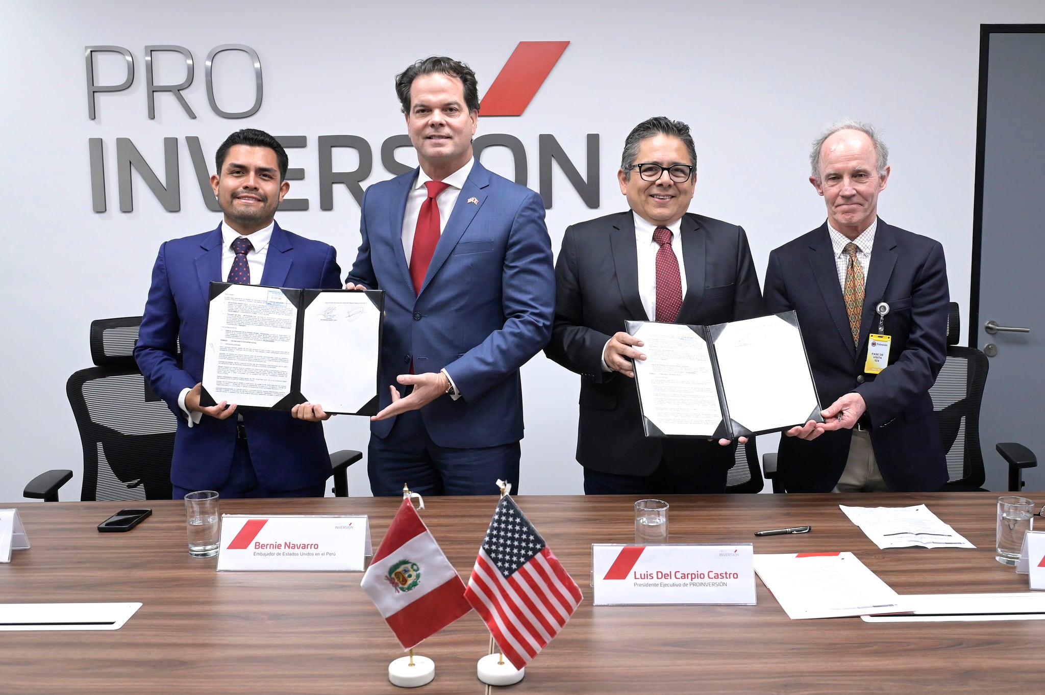 La firma del contrato para el primer desembolso contó con la presencia de Bernie Navarro, embajador de Estados Unidos en Perú. Foto: ProInversión.