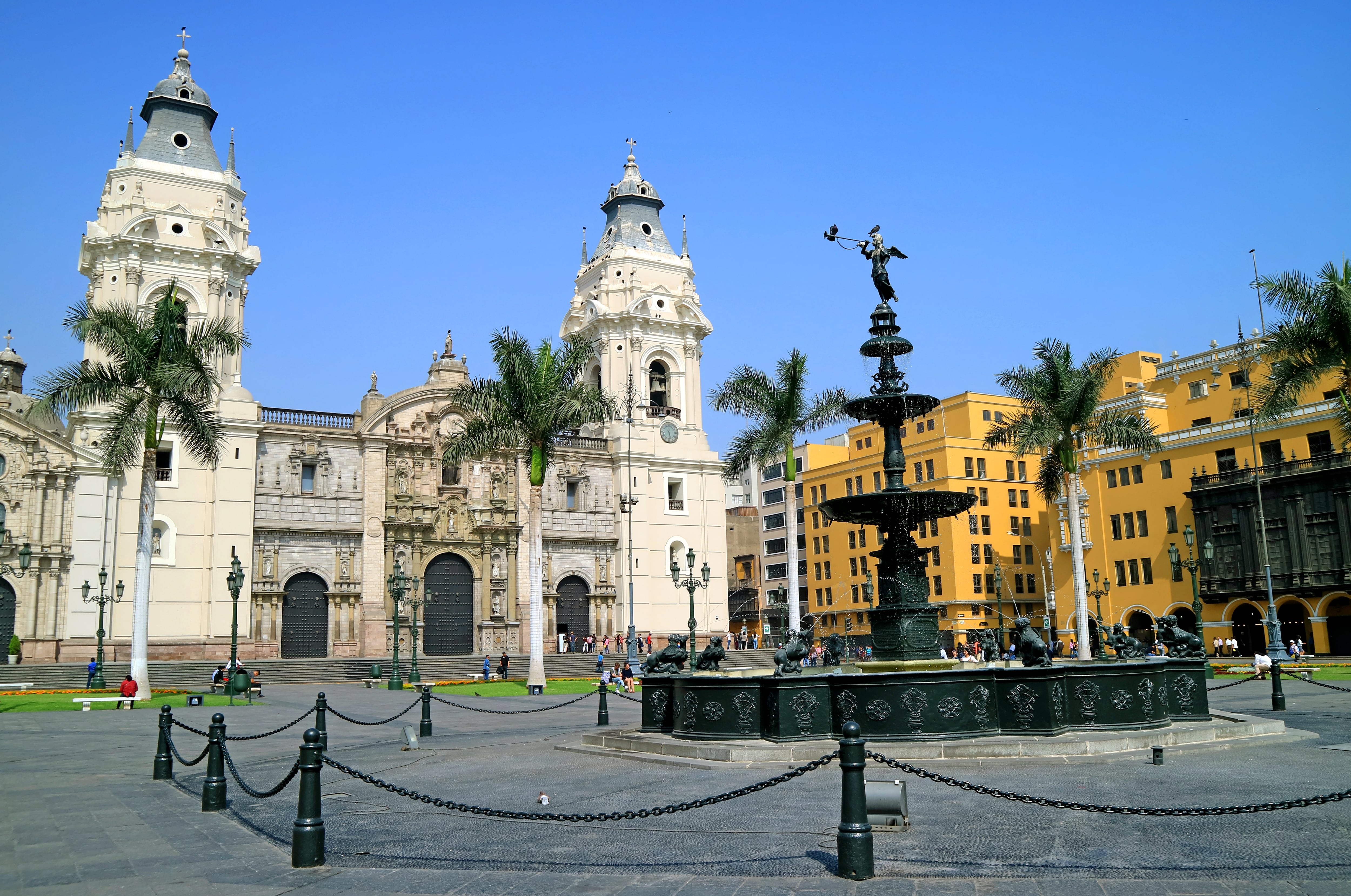 La Catedral de Lima está ubicada en la Plaza de Armas y es el principal templo católico de la ciudad y el país. (Foto: Shutterstock)