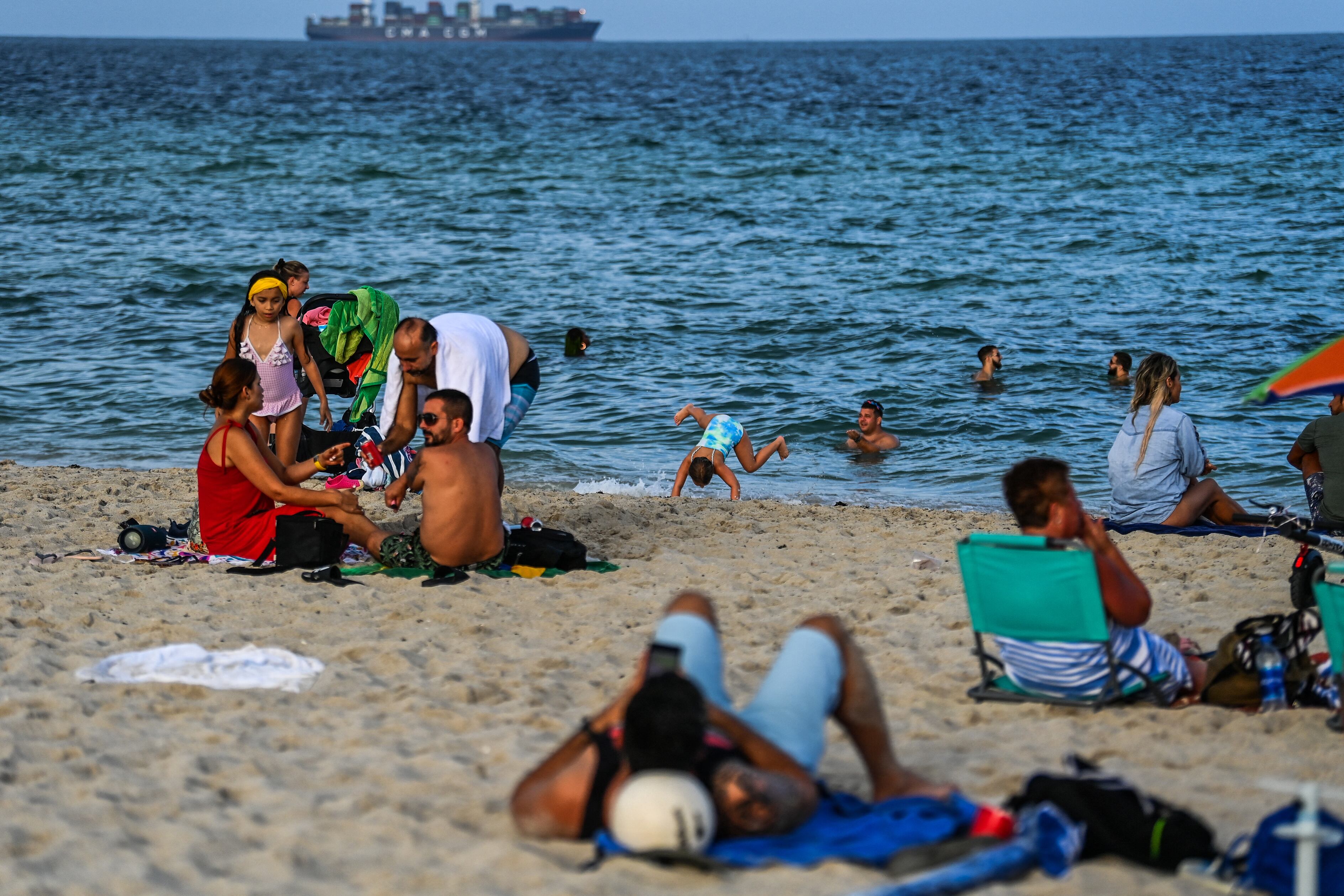 Personas descansando en las playas de Miami Beach, Florida, durante el feriado del Día del Trabajo (Foto: AFP)