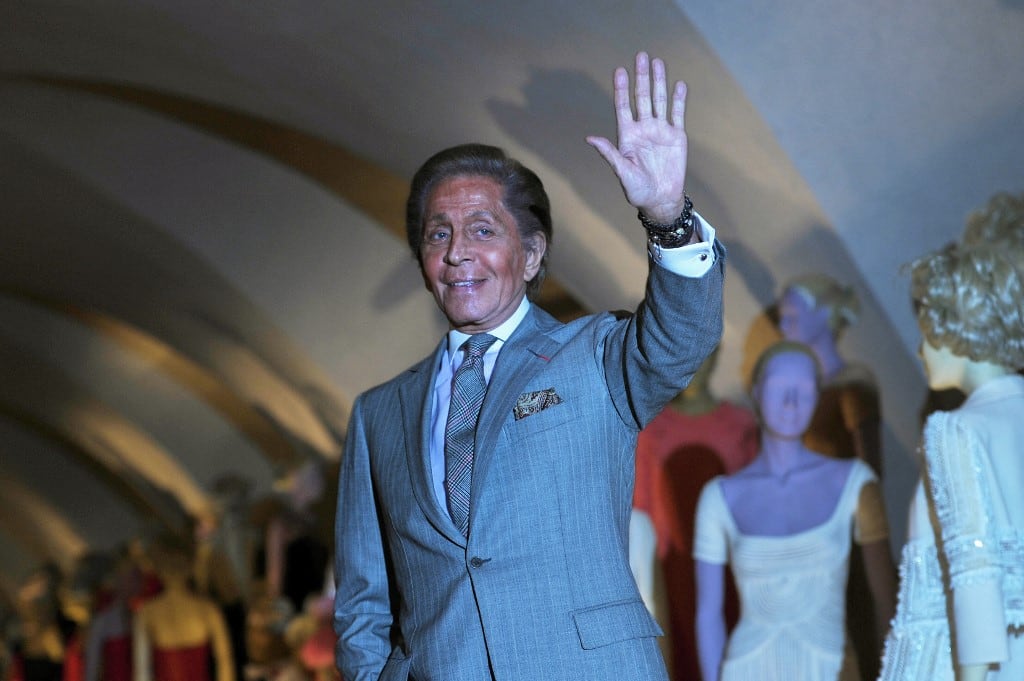 (ARCHIVOS) El modisto italiano Valentino Garavani posa para fotografías en la inauguración de su exposición "Valentino: Maestro de la Alta Costura" en Somerset House, en el centro de Londres, el 28 de noviembre de 2012. El diseñador italiano Valentino Garavani falleció a los 93 años, según informó la agencia de noticias italiana ANSA el 19 de enero de 2026. (Foto de CARL COURT / AFP)