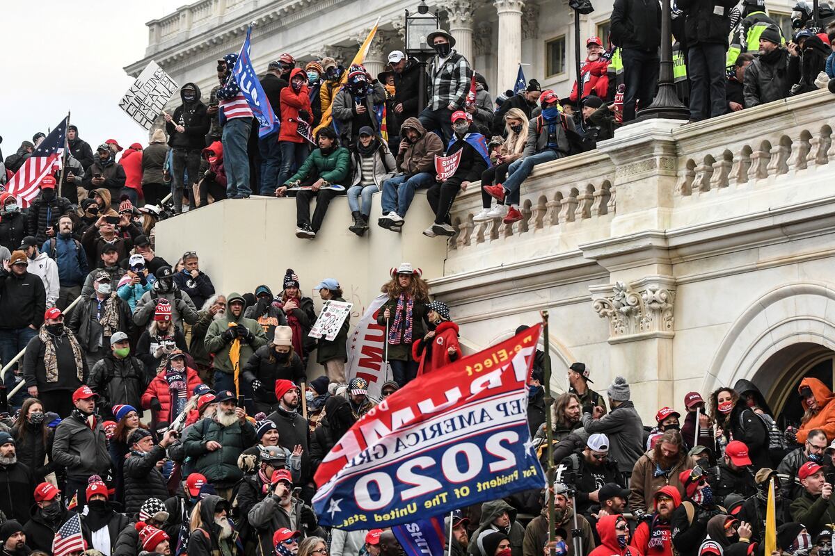 La increíble toma del Capitolio por parte de seguidores de Trump duró varias horas el 6 de enero. En ese tiempo, los legisladores debieron refugiarse. (Foto: REUTERS/Stephanie Keith/File Photo).