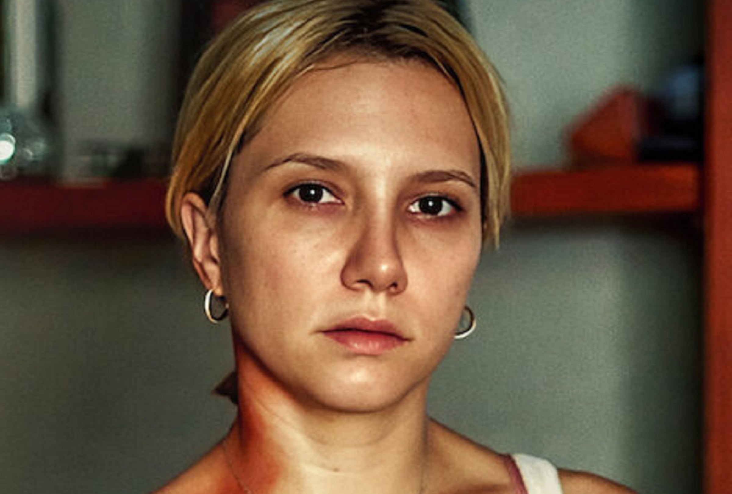 Lorena Comparato asume el papel de Elize Matsunaga, una ex dama de compañía que asesinó brutalmente a su esposo, en la película brasileña "Elize: Sombras de una mujer" (Foto: Netflix)
