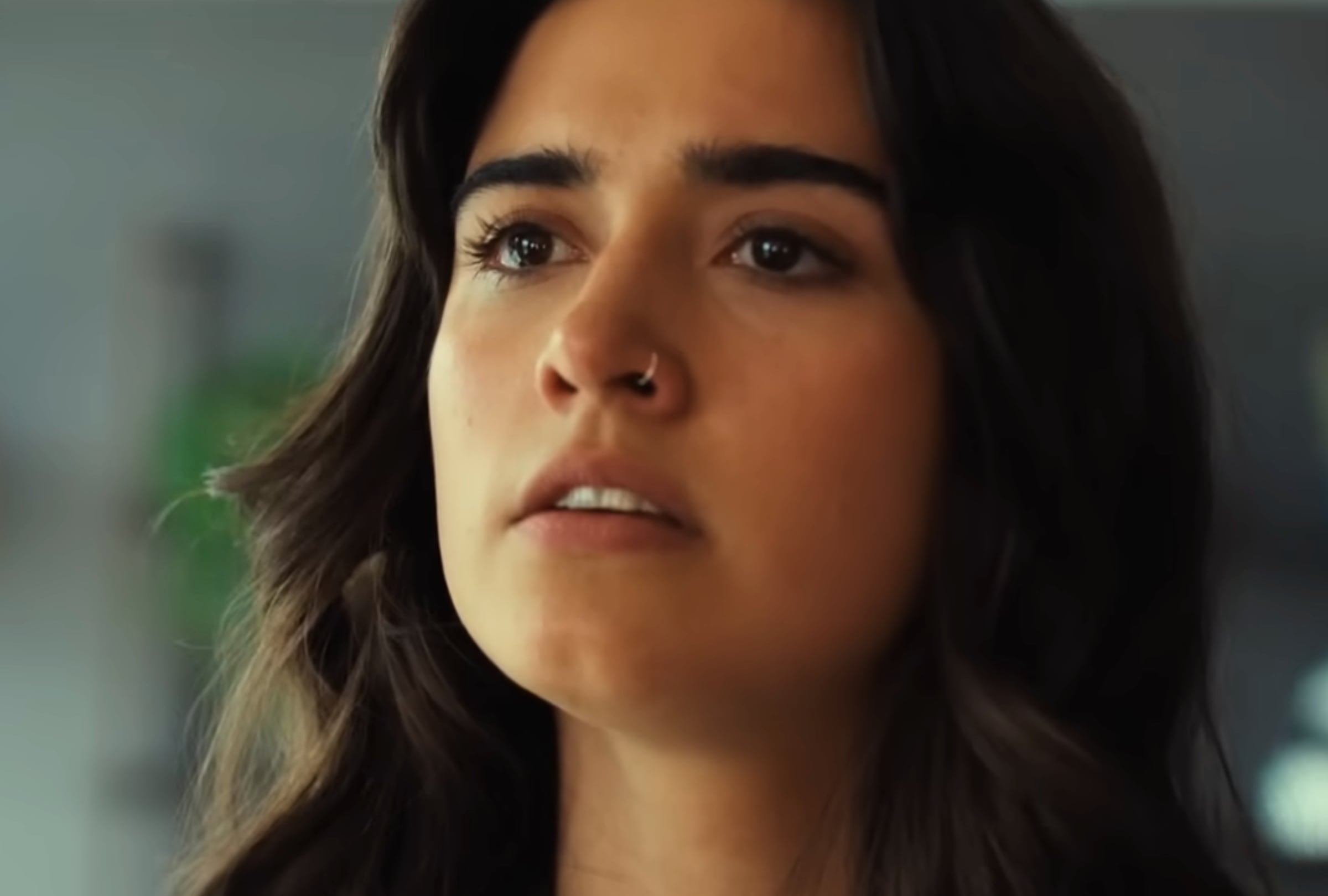 La actriz inglesa Asha Banks como Noah en una escena de la película "Your Fault: London" (Foto: Amazon MGM Studios)