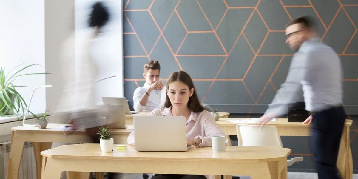 La norma derogada exigía a las empresas empleadoras contratar, como parte de su personal estable, al menos una asistenta social titulada y colegiada. Foto: Difusión.