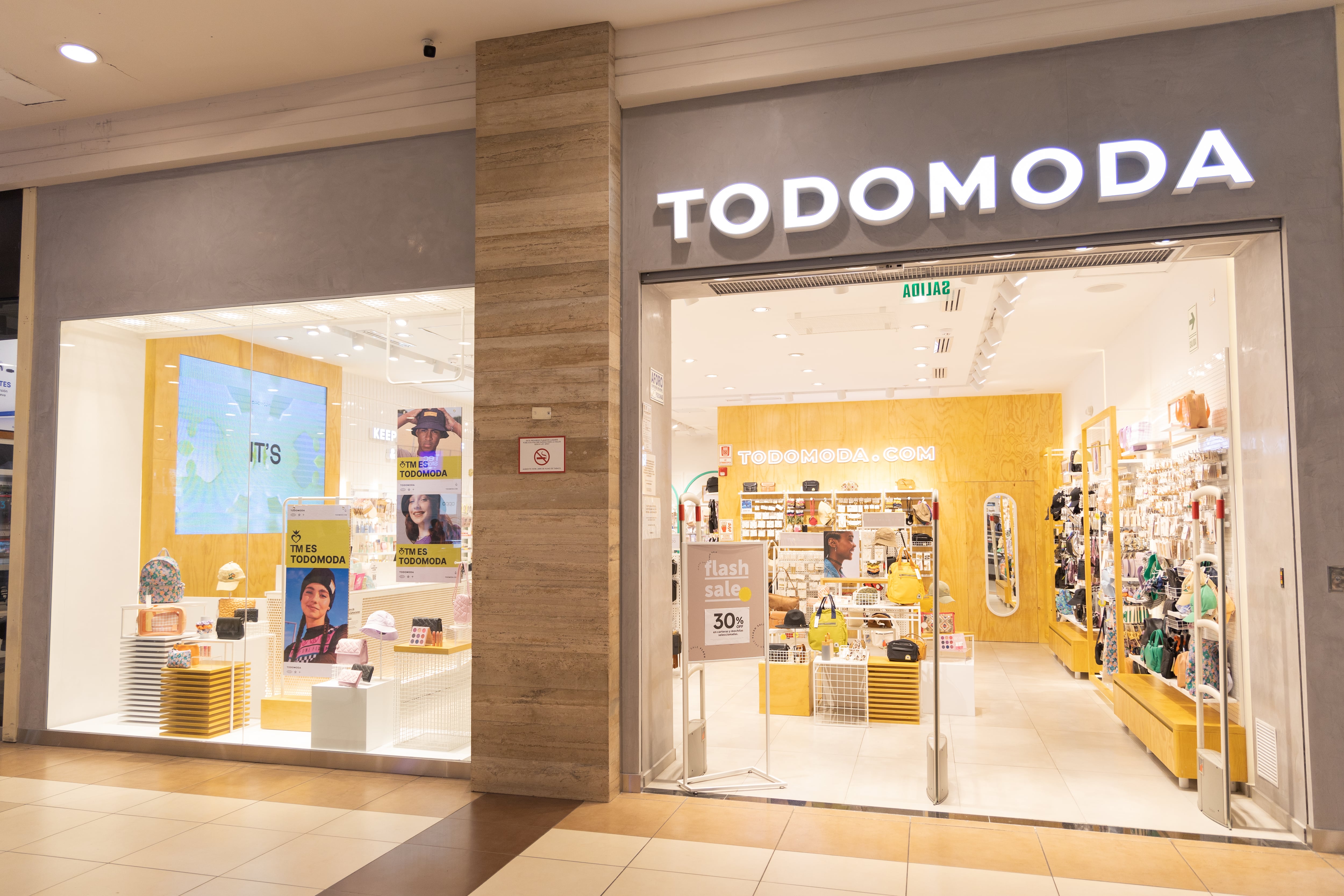 Blue Star Group tiene 800 tiendas distribuidas en Argentina, Chile, México, Perú, Brasil, Paraguay, Colombia, Panamá y Uruguay, emplea a 4.000 personas y vende cerca de 70 millones de unidades por año.