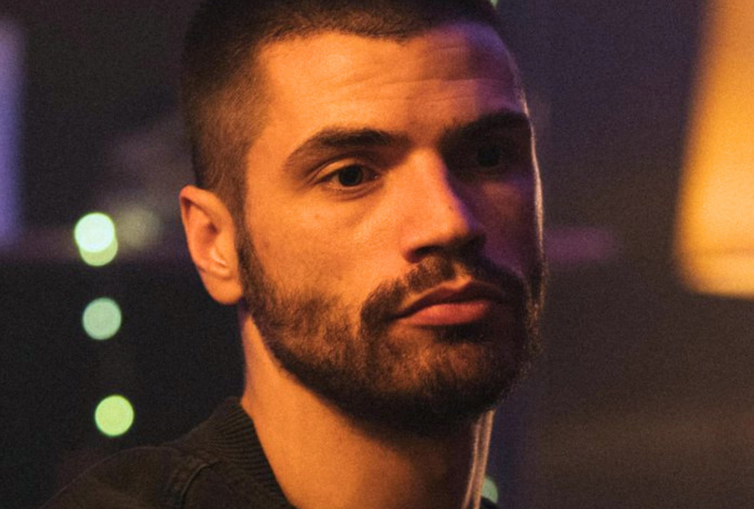 El actor Hugo Diego García interpreta a Sebastián Moore en la película "Enfrentados: Marfil" (Foto: Pokeepsie Films / Prime Video)