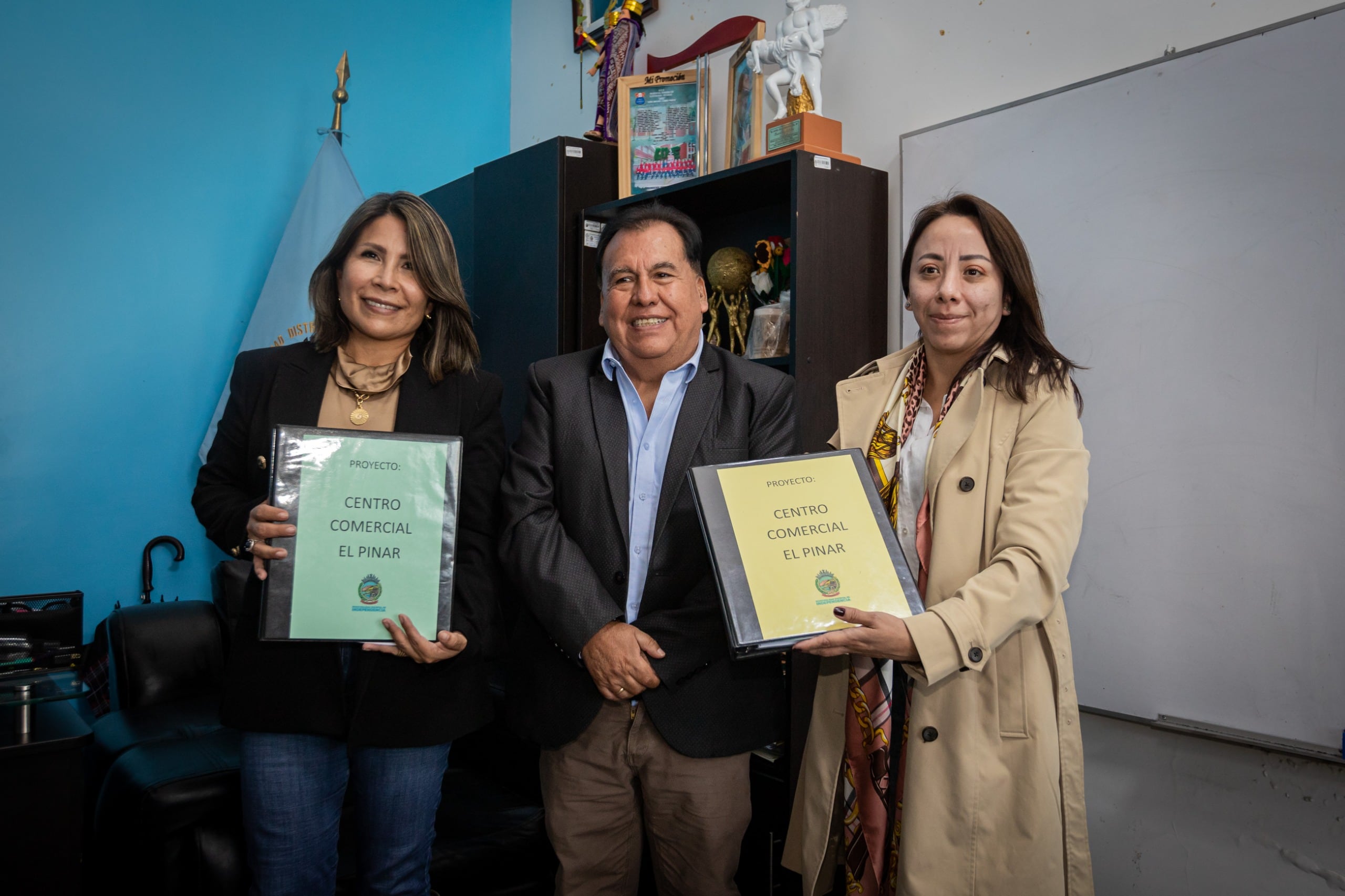 Alcalde de Independencia, Ladislao Cruz, junto a representantes de Proinversión y On Retail. (Foto: Municipalidad Distrital de Independencia)