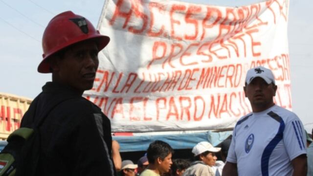 Mineros informales desbloquean carreteras de Arequipa y La Libertad