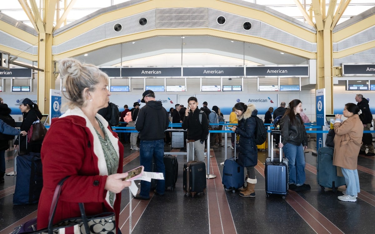La falta de financiamiento federal dejó a miles de agentes de seguridad trabajando sin salario, lo que genera largas filas en los controles de la TSA. (Foto referencial: SAUL LOEB / AFP)