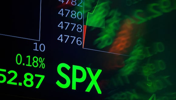 Un monitor muestra datos de mercado del S&P 500 en el piso de la Bolsa de Valores de Nueva York (NYSE) en Nueva York, EE.UU., el viernes 31 de diciembre de 2021. Fotógrafo: Michael Nagle/Bloomberg