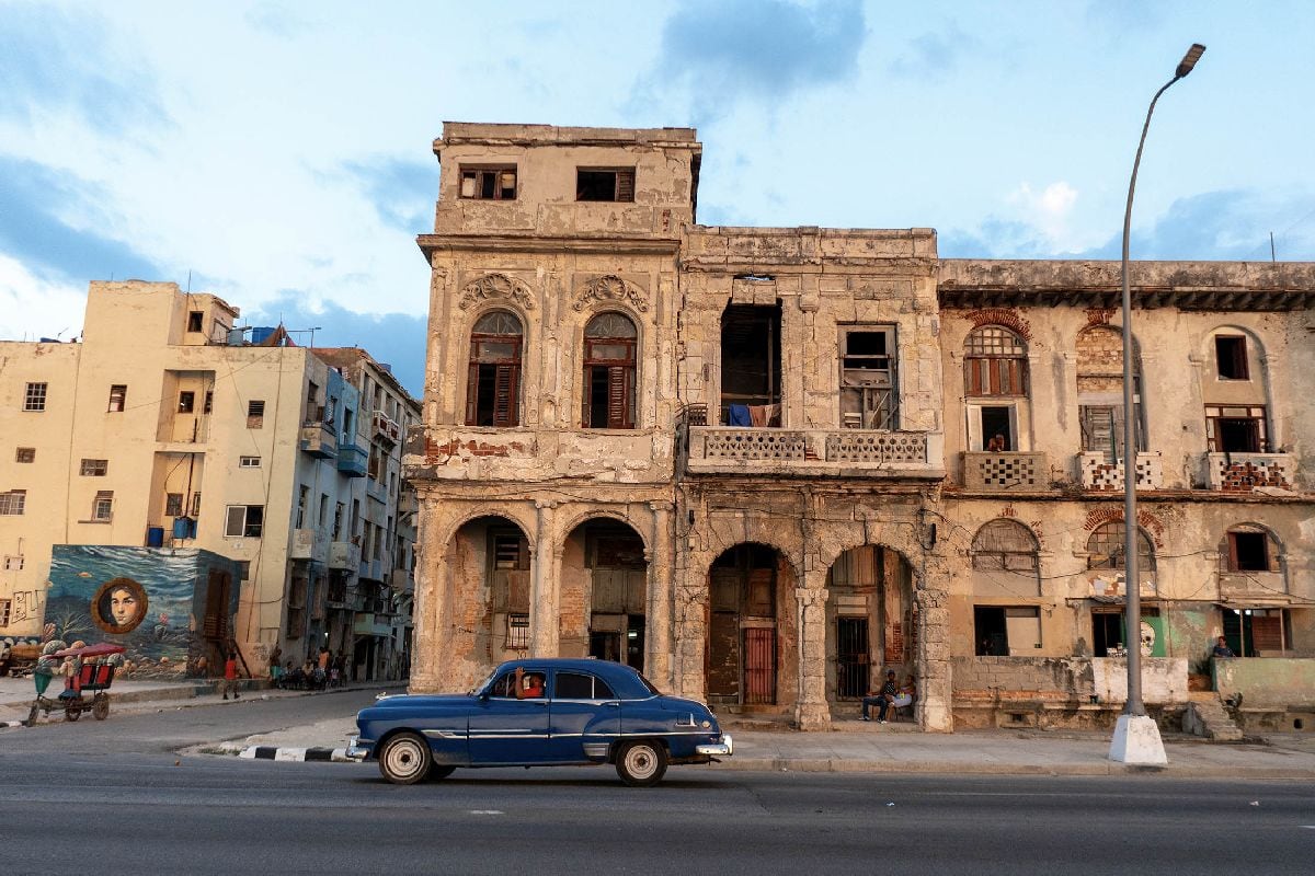 Edificios residenciales bordean las calles de La Habana. Fotógrafa: Magdalena Chodownik/Anadolu/Getty Images
