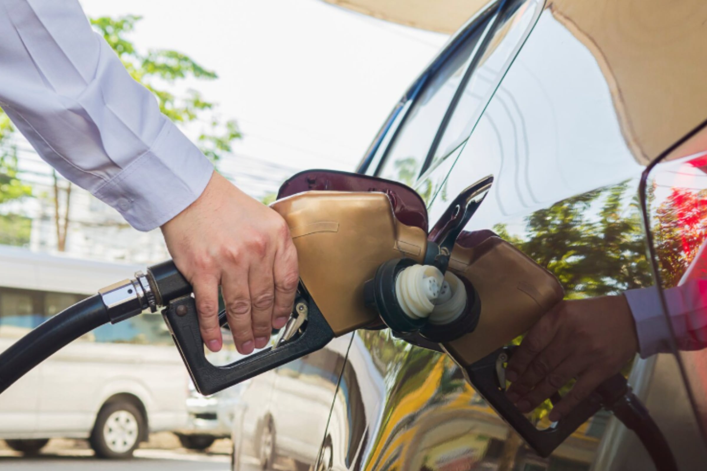 Incremento del precio del petróleo repercutirá en los valores del combustible ofrecido en el mercado peruano, indicó el ministro Alfaro. Crédito: Imagen referencial creada por El Comercio MAG usando la IA de Gemini