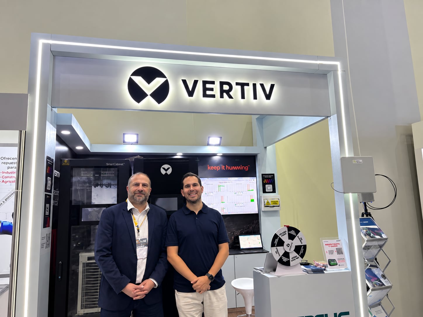 Juan Martín Bordoy, sales manager SOLA, y Carlos Cobián Lezama, regional service sales manager de Vertiv, durante Expomina 2026. Ambos ejecutivos explicaron las oportunidades que abre la expansión de los centros de datos y la digitalización de la minería en Perú. (Foto: Vertiv)