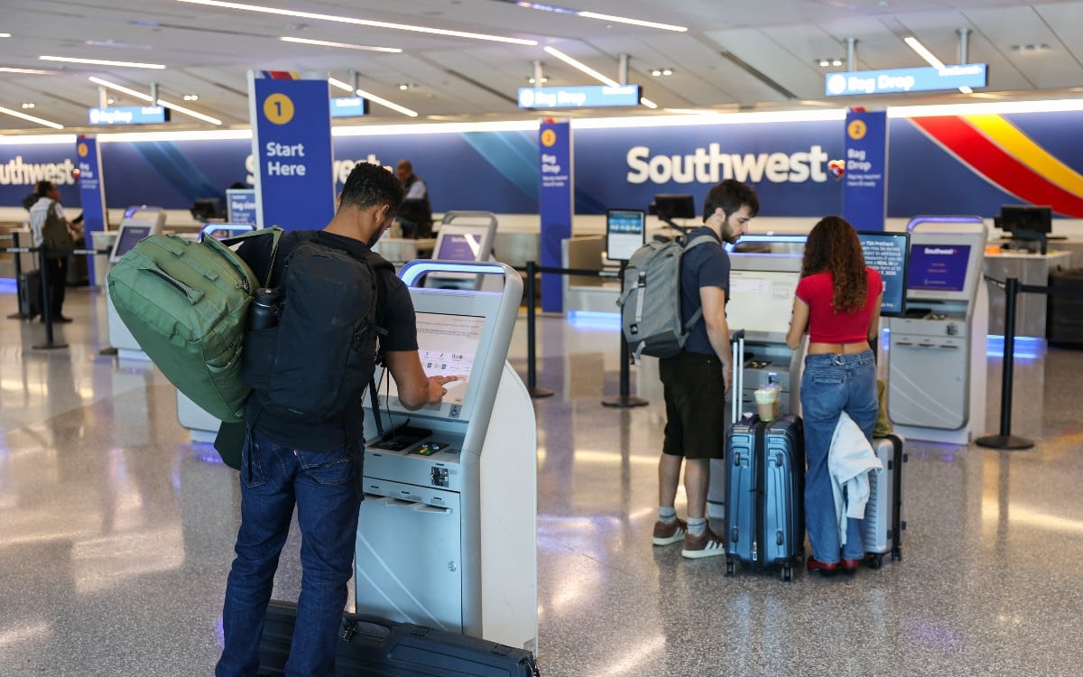 La compañía aseguró que los pasajeros no se verán muy afectados, ya que continuará ofreciendo vuelos desde otros aeropuertos cercanos en las mismas regiones. (Foto: Patrick T. Fallon / AFP)