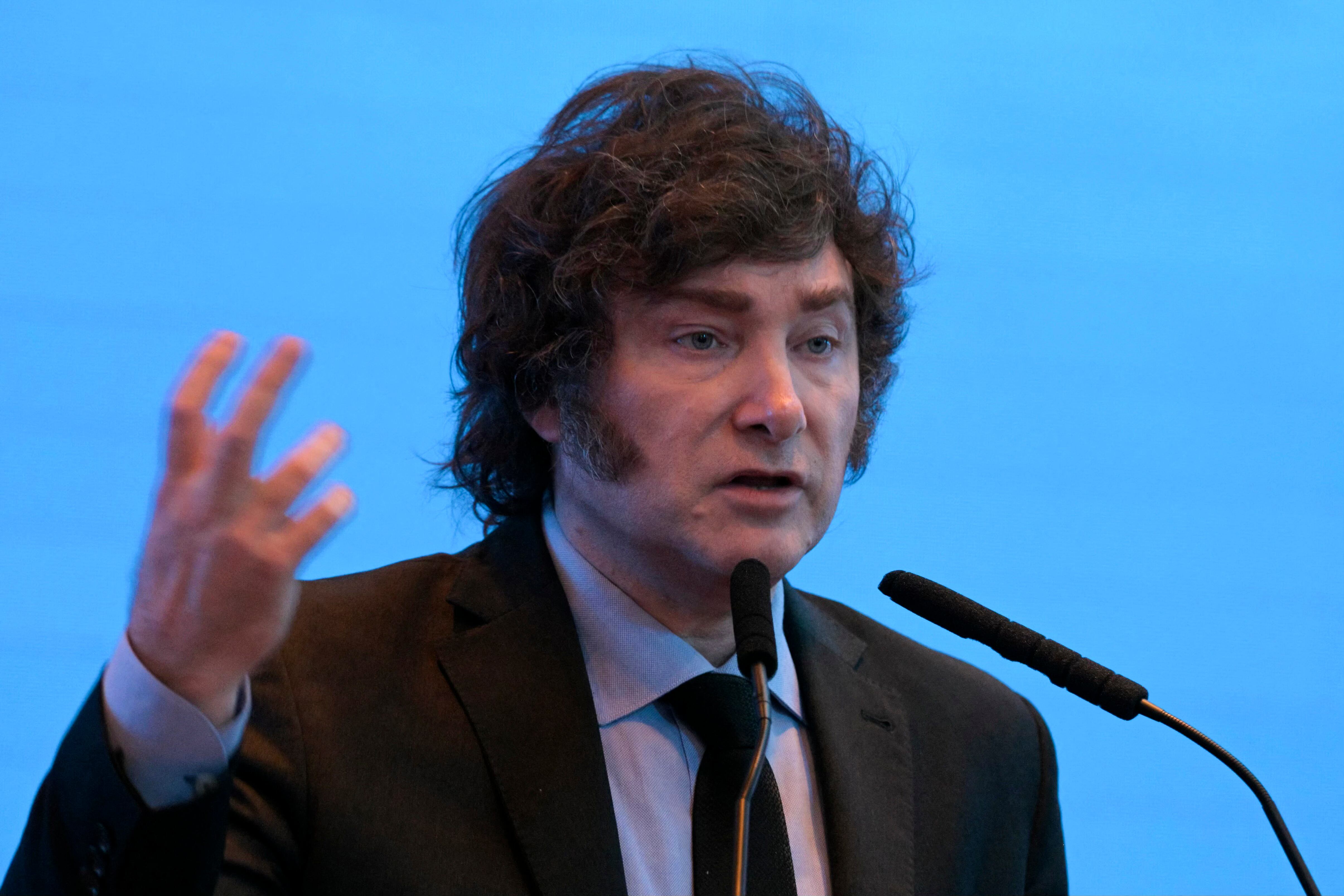 Unas 105 personas de este colectivo han perdido su trabajo como funcionarios en los últimos tres meses, según la Asociación de Trabajadores del Estado. (Foto de Juan MABROMATA / AFP).