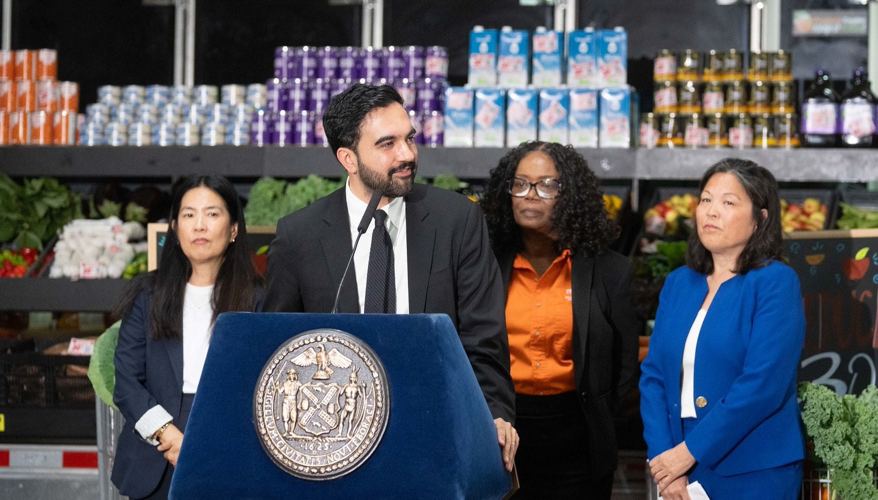 El alcalde Zohran Kwame Mamdani durante el anuncio de que una canasta básica de productos de alimentación cotidianos será un 30 % más barata en las cinco nuevas tiendas de comestibles municipales (Foto: Michael Appleton/Oficina de Fotografía de la Alcaldía de NYC)