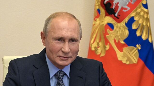 Putin firma decreto que posterga su plan de desarrollo económico 