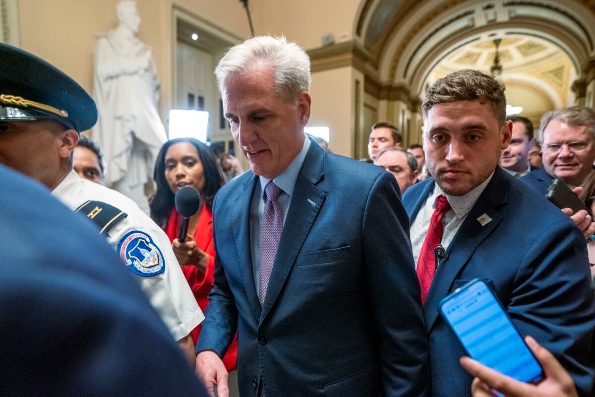 El ex presidente republicano de la Cámara Kevin McCarthy camina hacia su oficina en el Capitolio de los Estados Unidos en Washington, DC, Estados Unidos, el 3 de octubre de 2023. (Foto de EFE/EPA/SHAWN THEW)