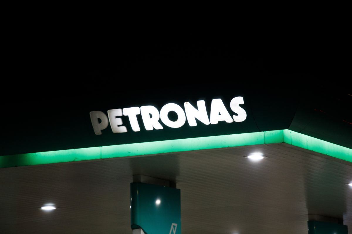 Letrero iluminado en la parte superior de una gasolinera de Petroliam Nasional Bhd. (Petronas) por la noche en Shah Alam, Selangor, Malasia, el domingo 21 de julio de 2024.